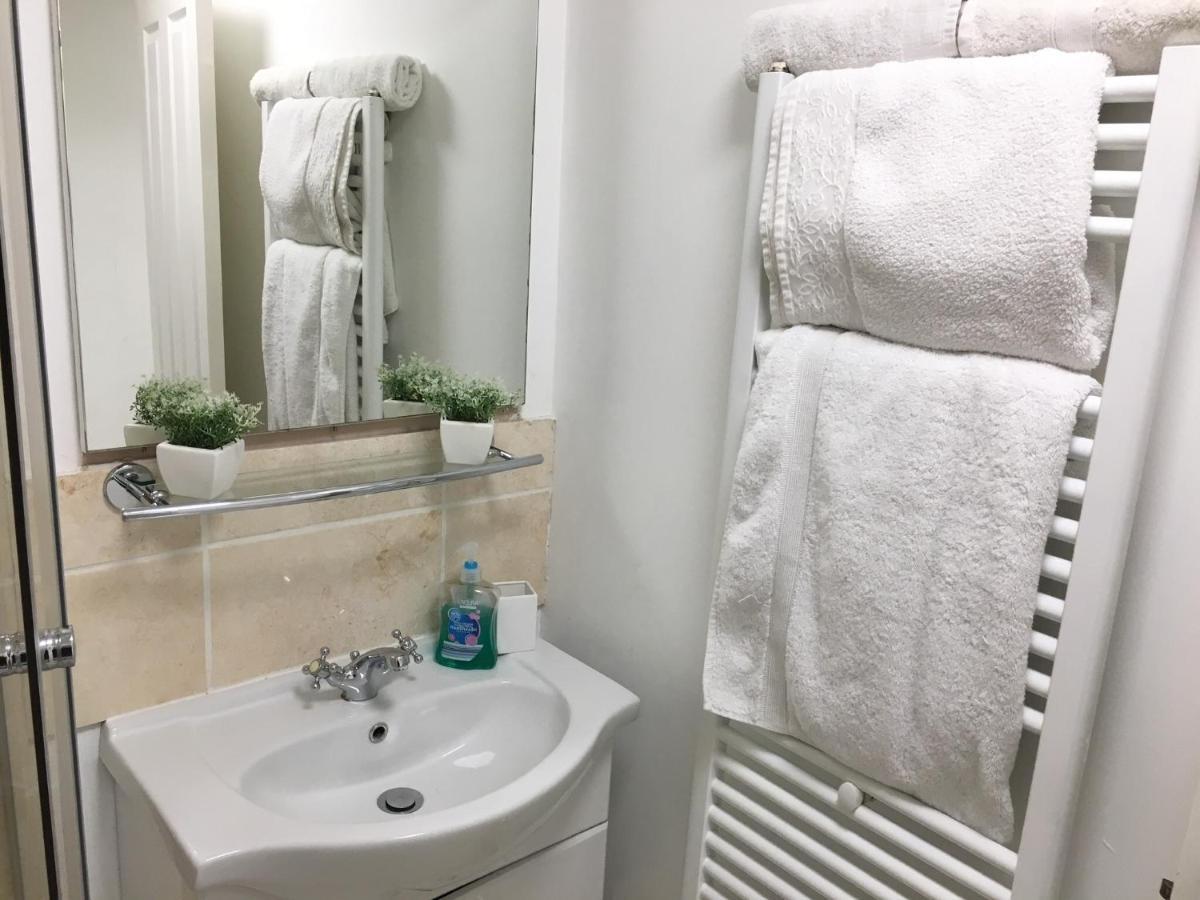 Spacious Ground Floor Studio Flat - Easy Access To Stansted Airport, London And Cambridge Apartment Bishop's Stortford Bagian luar foto