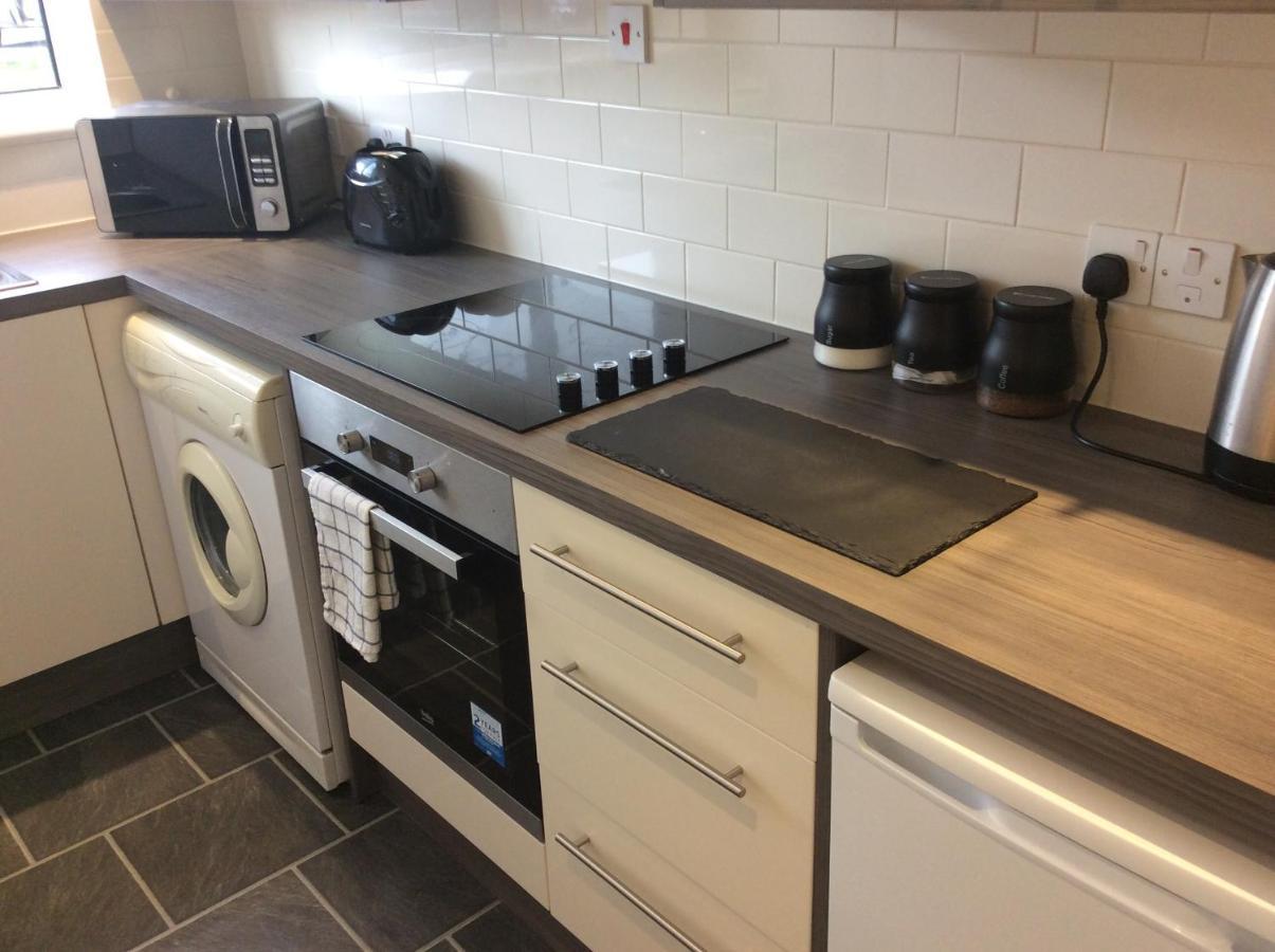 Spacious Ground Floor Studio Flat - Easy Access To Stansted Airport, London And Cambridge Apartment Bishop's Stortford Bagian luar foto