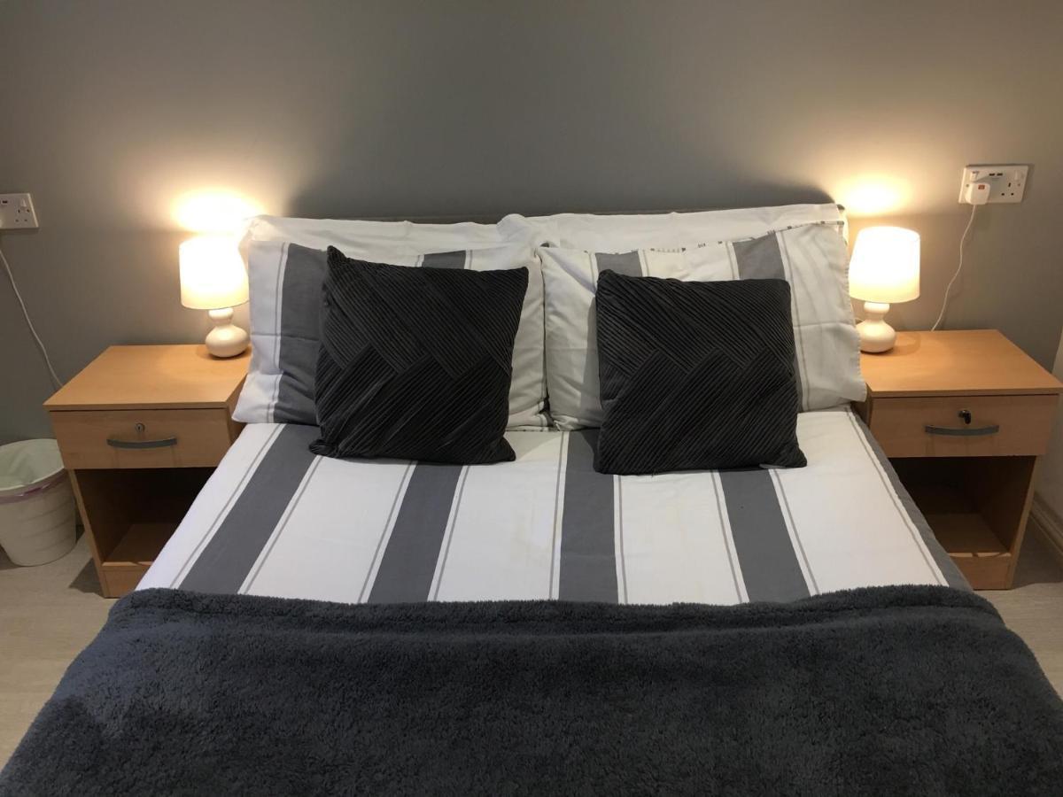 Spacious Ground Floor Studio Flat - Easy Access To Stansted Airport, London And Cambridge Apartment Bishop's Stortford Bagian luar foto