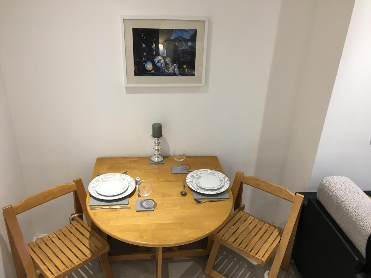 Spacious Ground Floor Studio Flat - Easy Access To Stansted Airport, London And Cambridge Apartment Bishop's Stortford Bagian luar foto