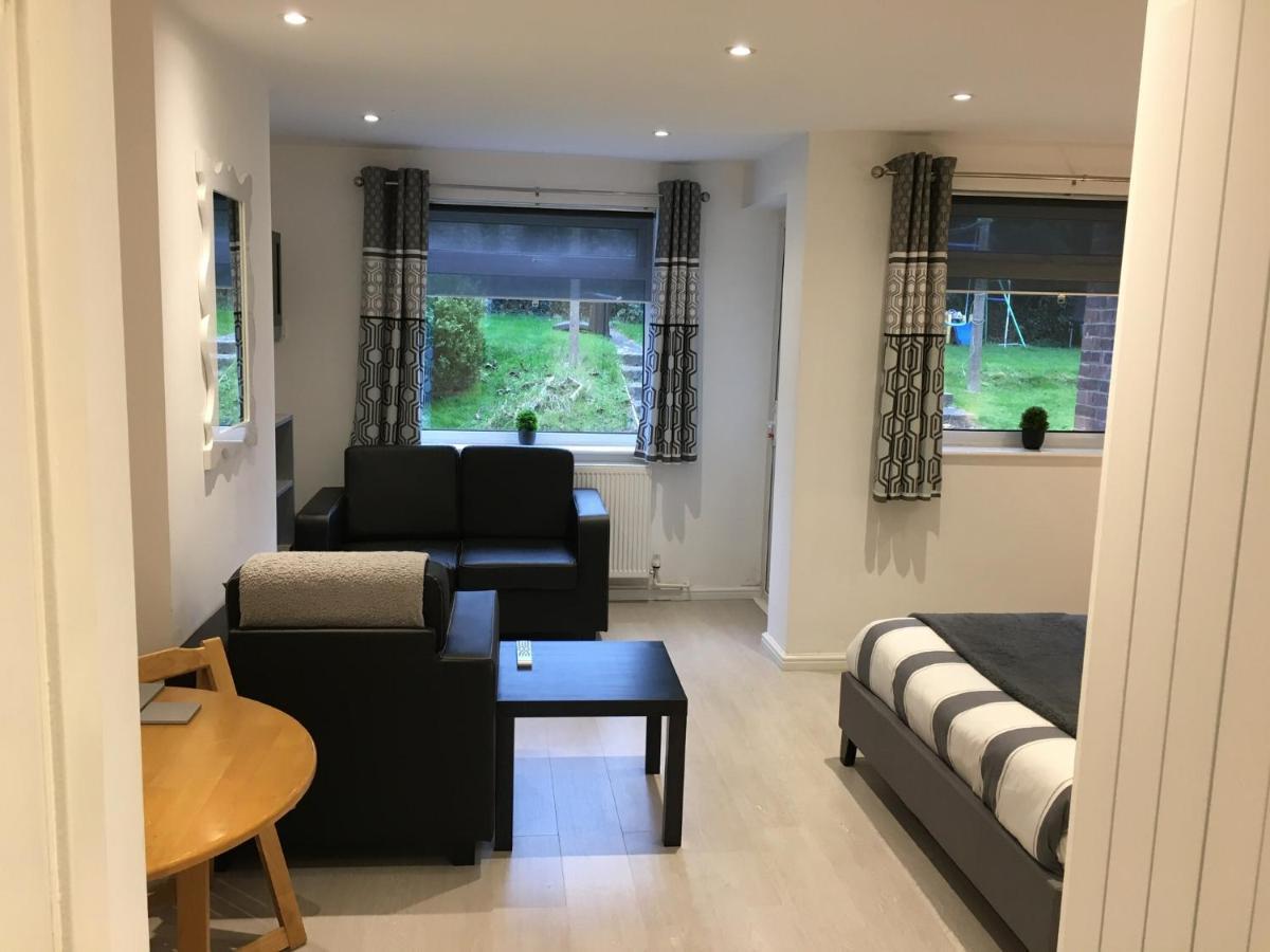 Spacious Ground Floor Studio Flat - Easy Access To Stansted Airport, London And Cambridge Apartment Bishop's Stortford Bagian luar foto