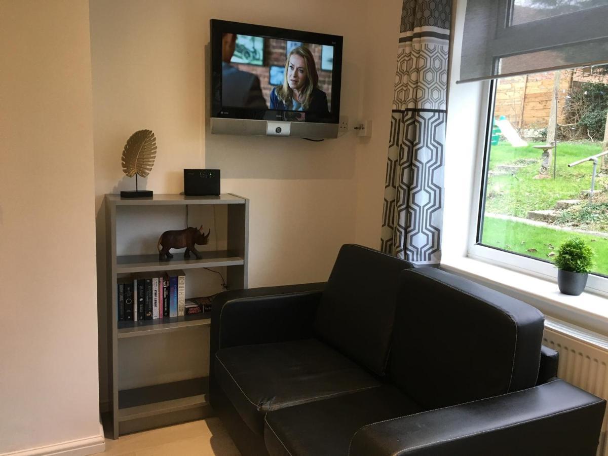 Spacious Ground Floor Studio Flat - Easy Access To Stansted Airport, London And Cambridge Apartment Bishop's Stortford Bagian luar foto