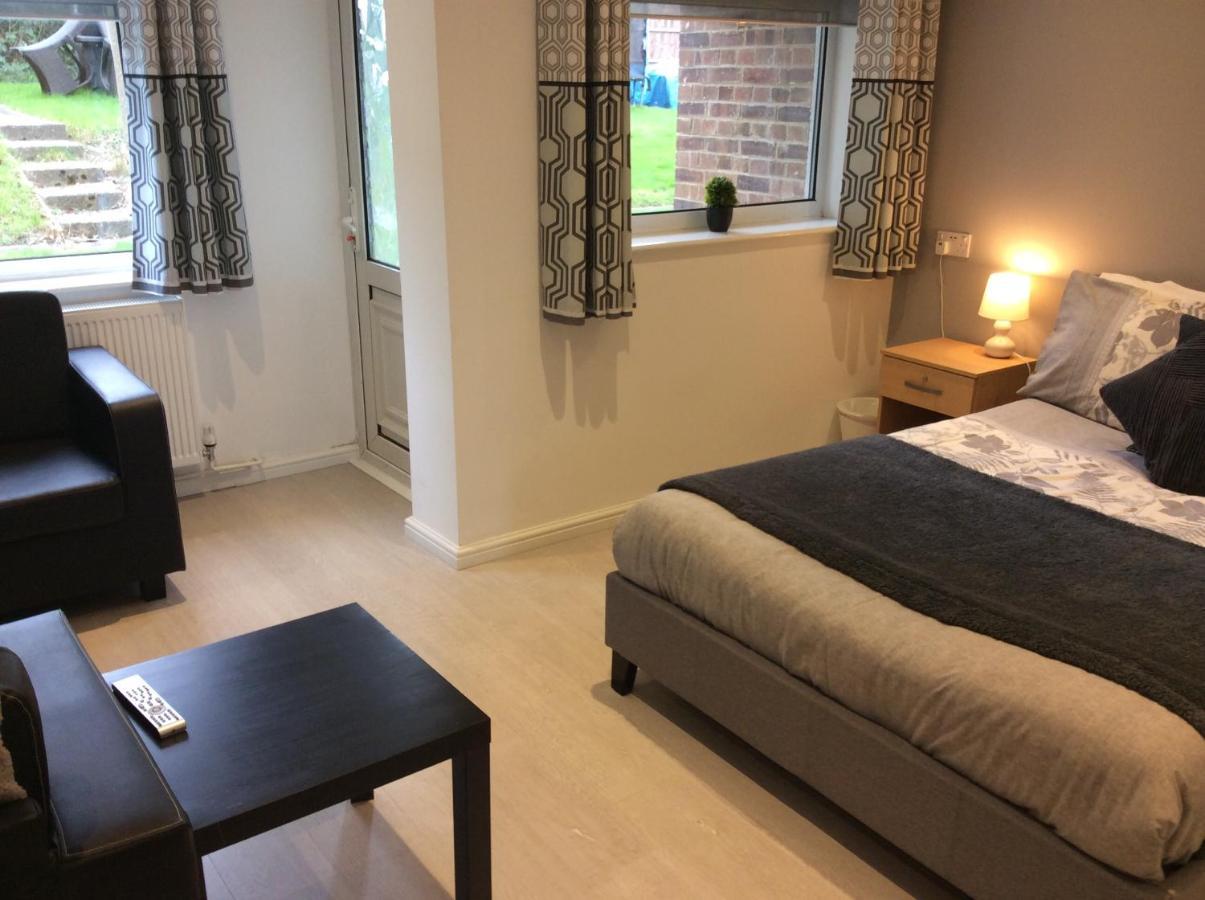 Spacious Ground Floor Studio Flat - Easy Access To Stansted Airport, London And Cambridge Apartment Bishop's Stortford Bagian luar foto