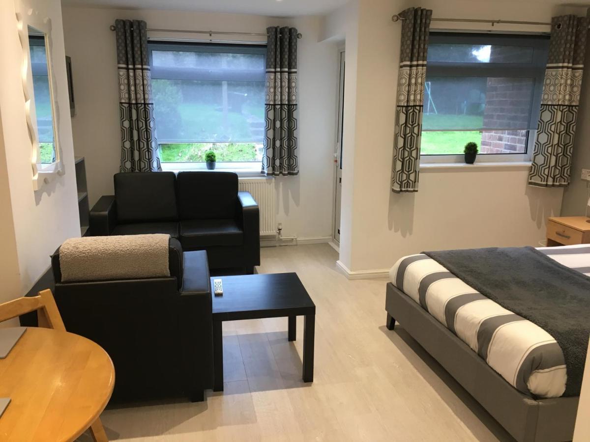 Spacious Ground Floor Studio Flat - Easy Access To Stansted Airport, London And Cambridge Apartment Bishop's Stortford Bagian luar foto