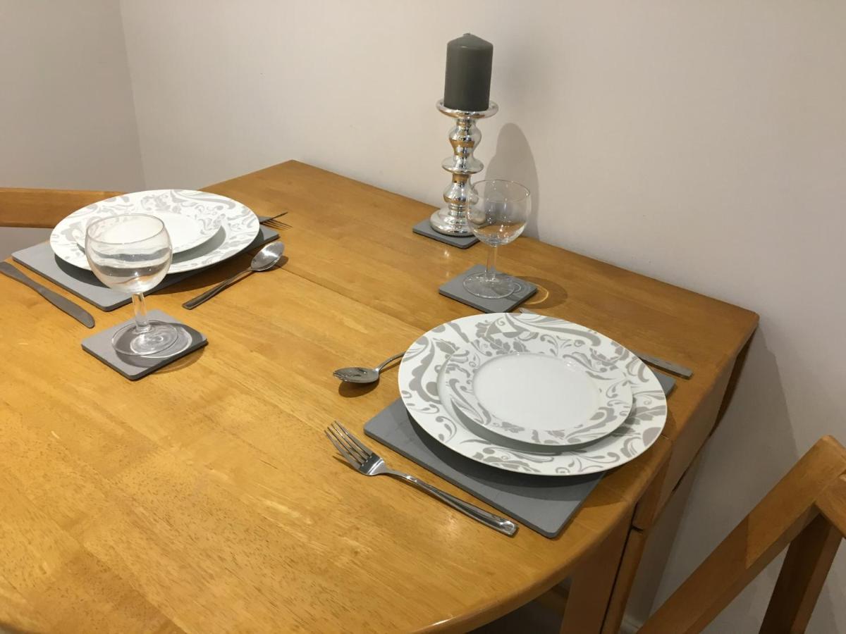 Spacious Ground Floor Studio Flat - Easy Access To Stansted Airport, London And Cambridge Apartment Bishop's Stortford Bagian luar foto