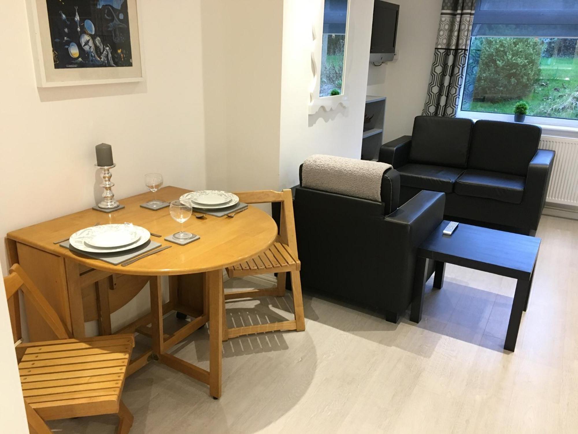 Spacious Ground Floor Studio Flat - Easy Access To Stansted Airport, London And Cambridge Apartment Bishop's Stortford Bagian luar foto